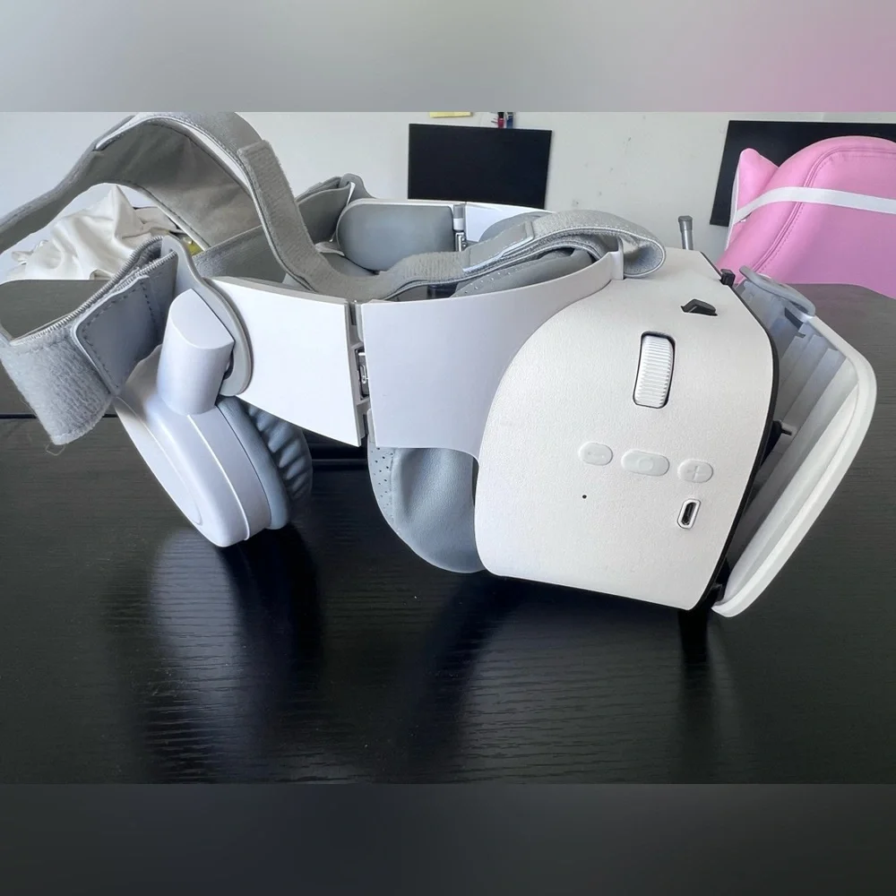 White VR Headset - Picture 5 of 8